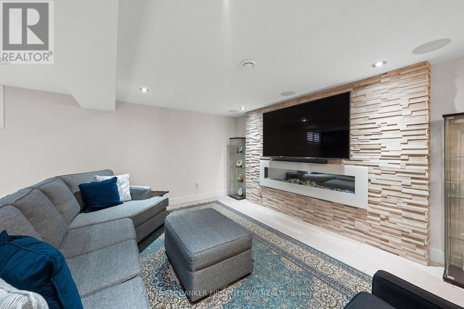 1828 Heatherstone Crescent