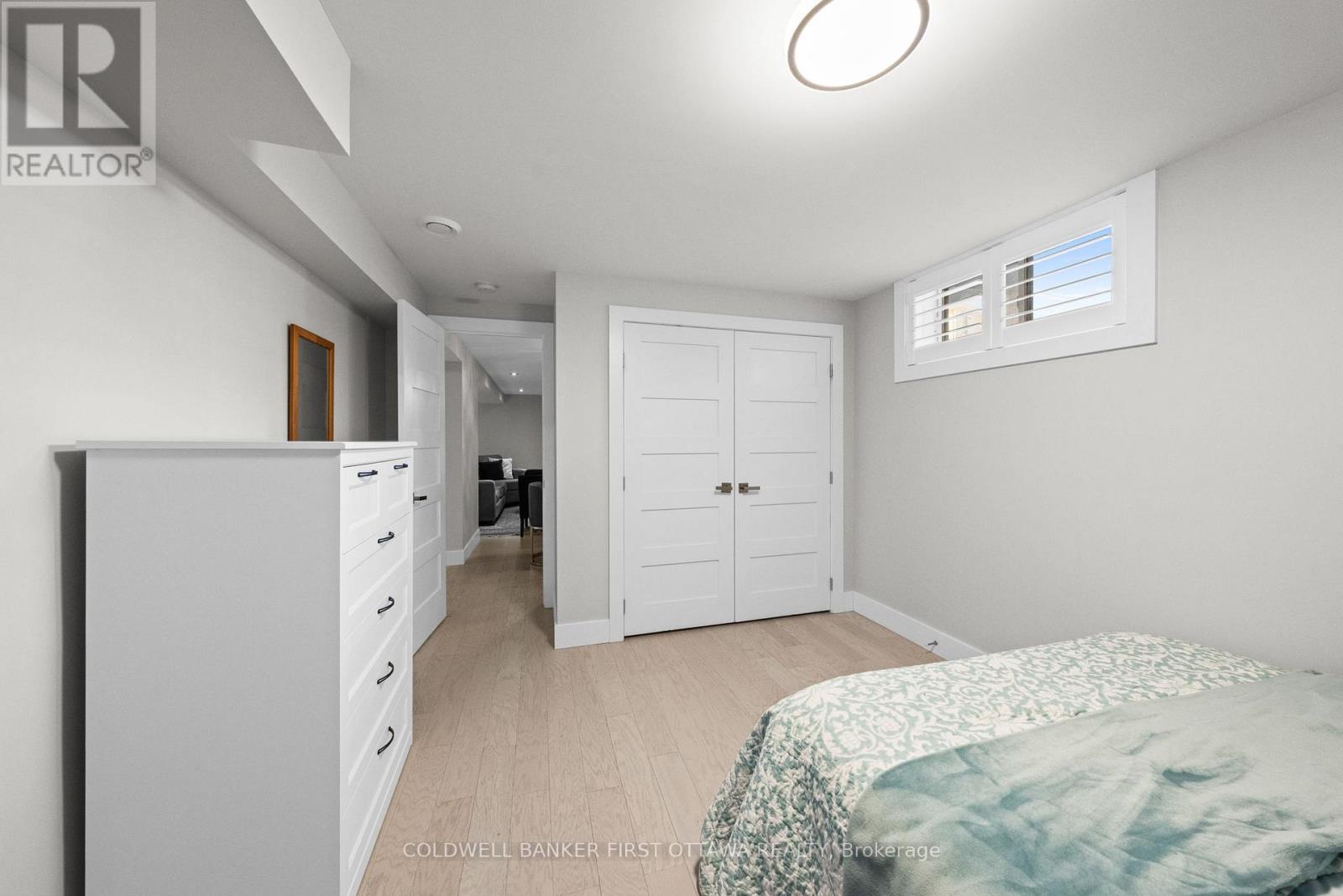 1828 Heatherstone Crescent