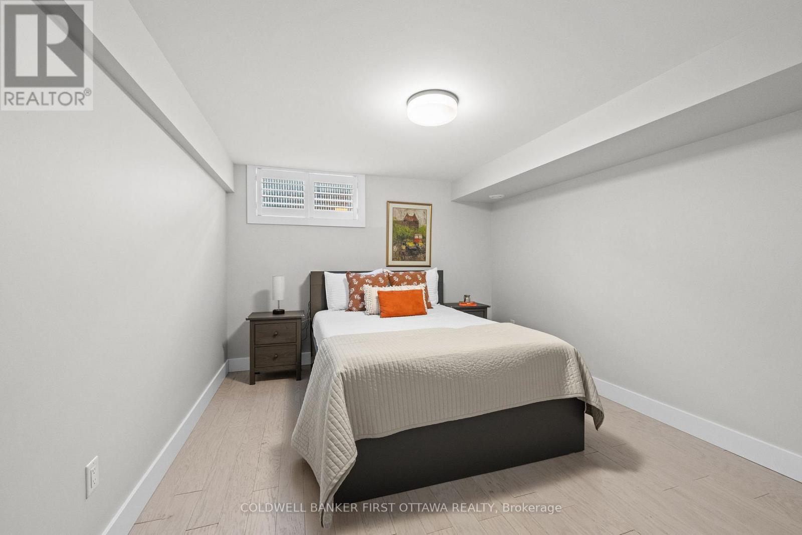 1828 Heatherstone Crescent