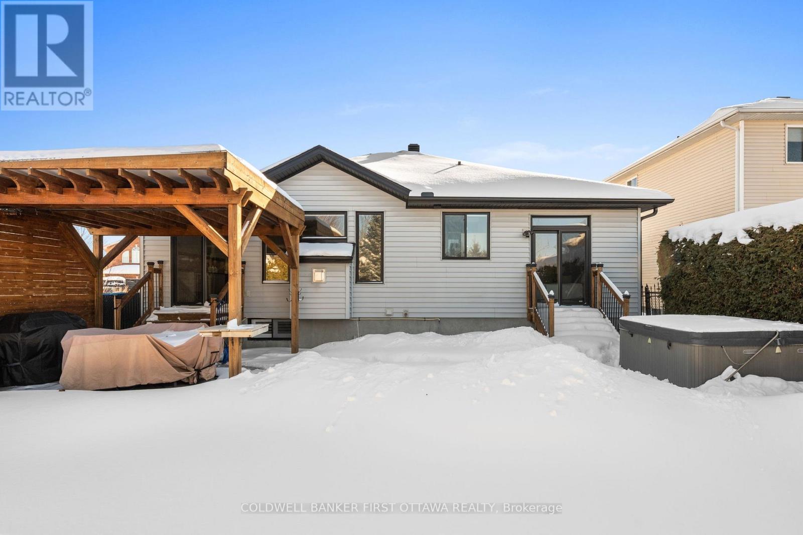 1828 Heatherstone Crescent