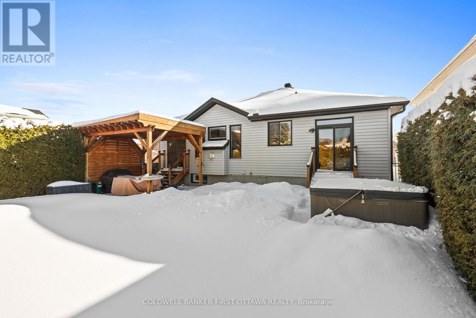 1828 Heatherstone Crescent