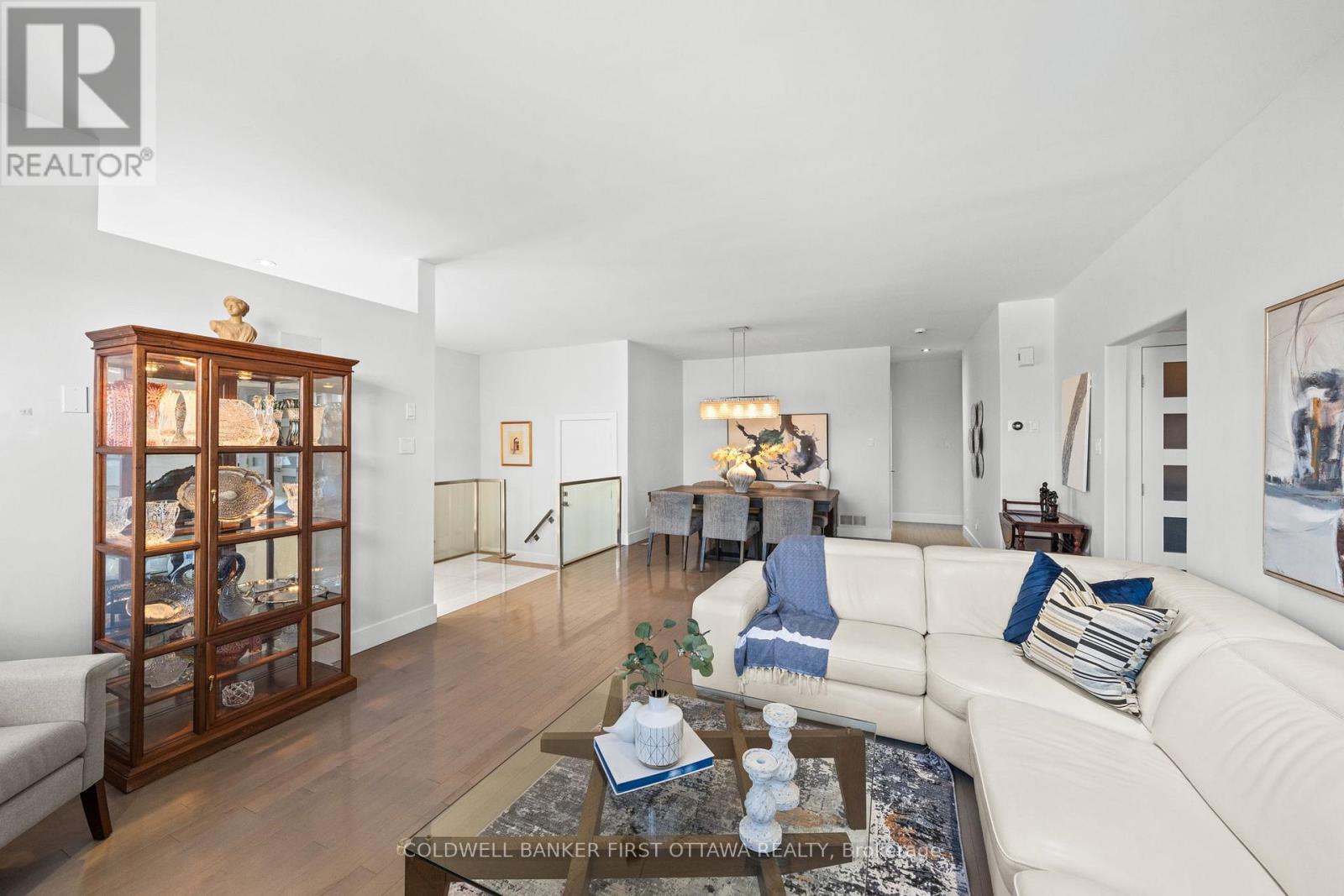 1828 Heatherstone Crescent