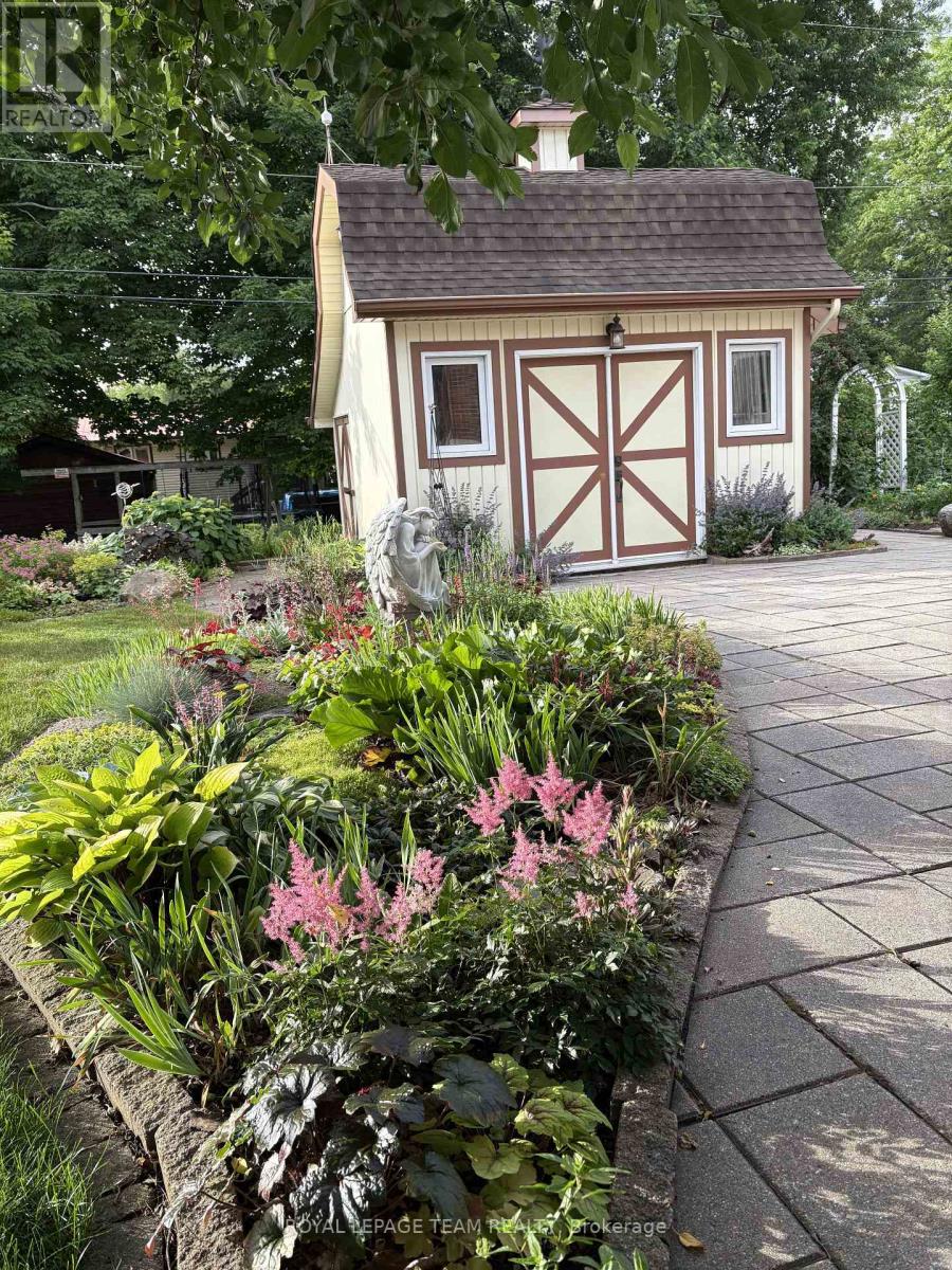 504 Clothier Street E