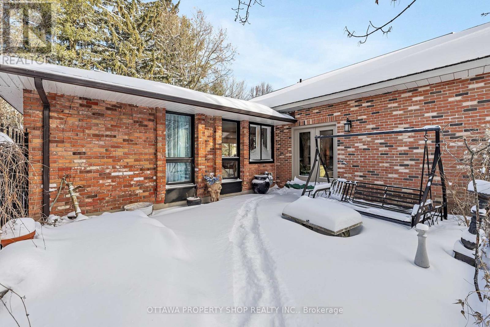 33 Rutherford Crescent