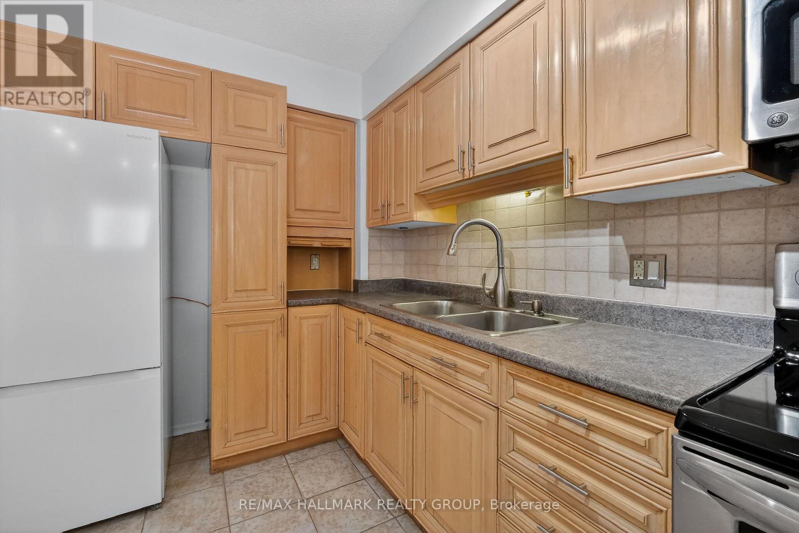 1408 - 158c Mcarthur Avenue