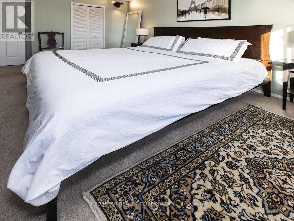 2107 - 470 Laurier Avenue W