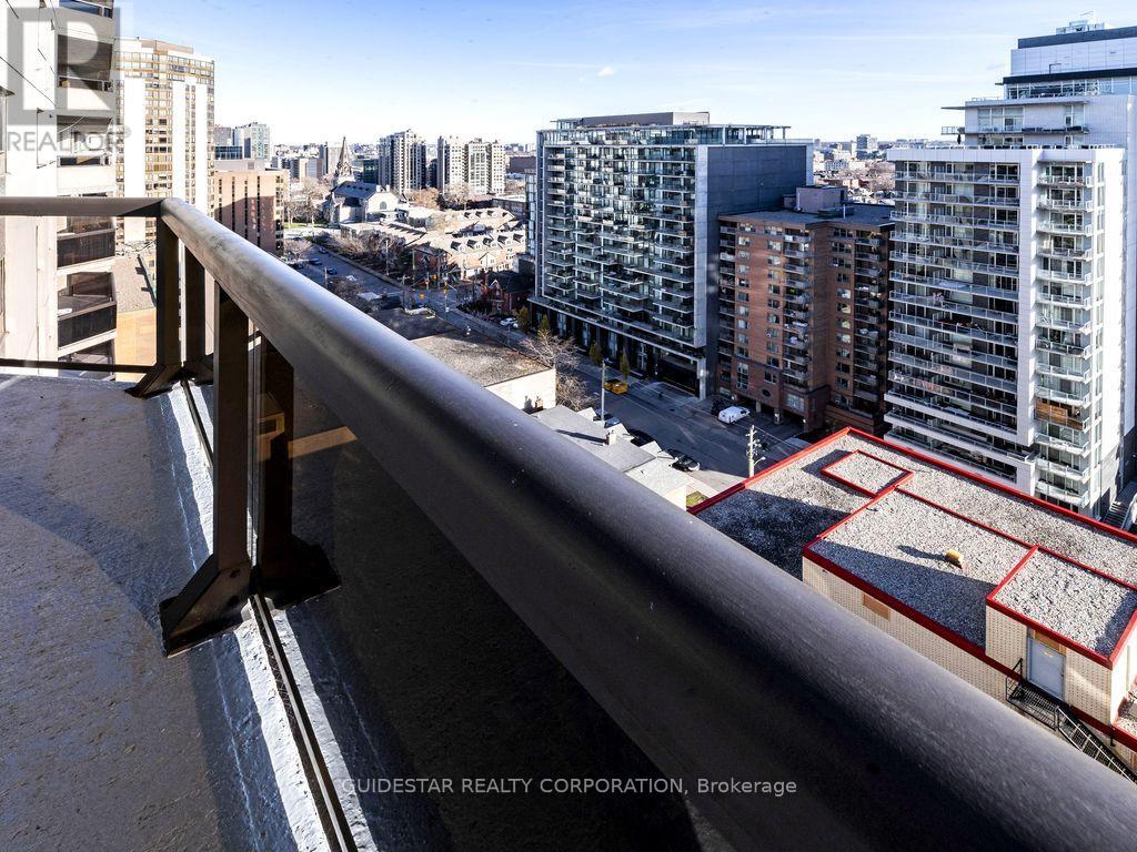 2107 - 470 Laurier Avenue W