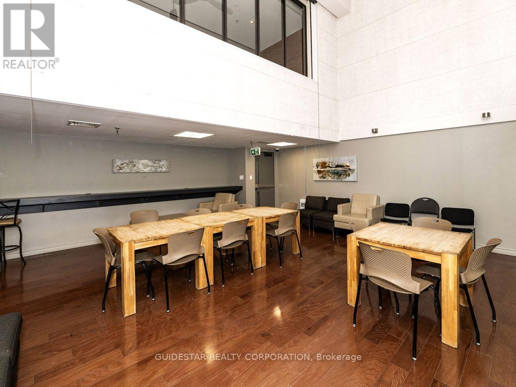 2107 - 470 Laurier Avenue W