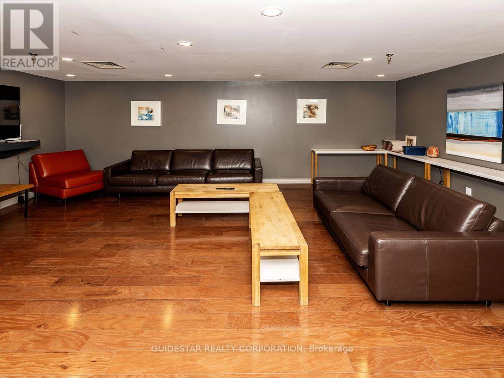 2107 - 470 Laurier Avenue W