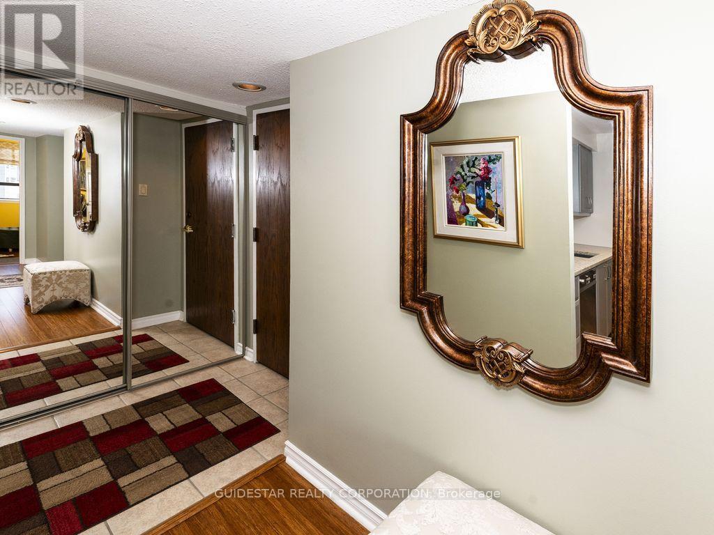 2107 - 470 Laurier Avenue W