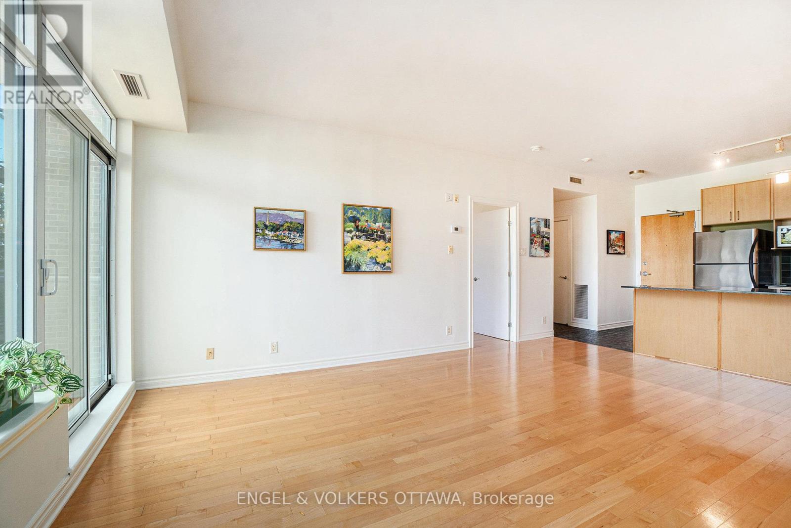 313 - 205 Bolton Street