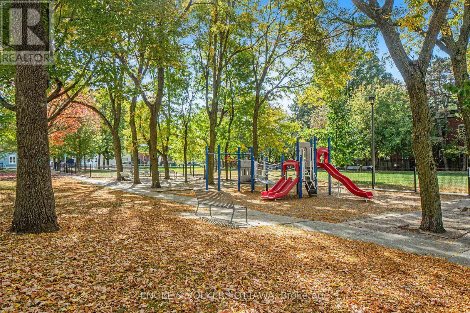 313 - 205 Bolton Street