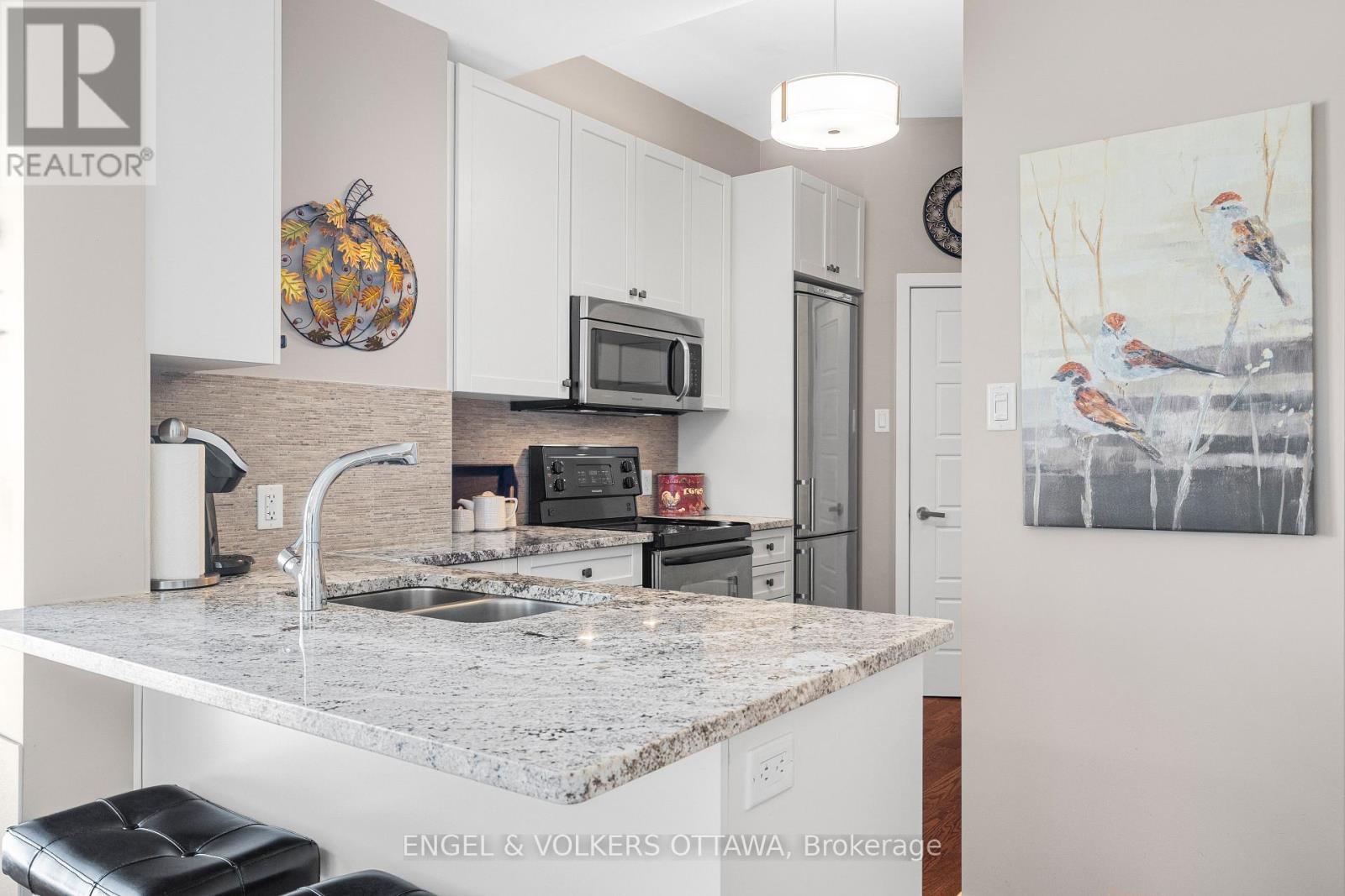 806 - 300 Lett Street