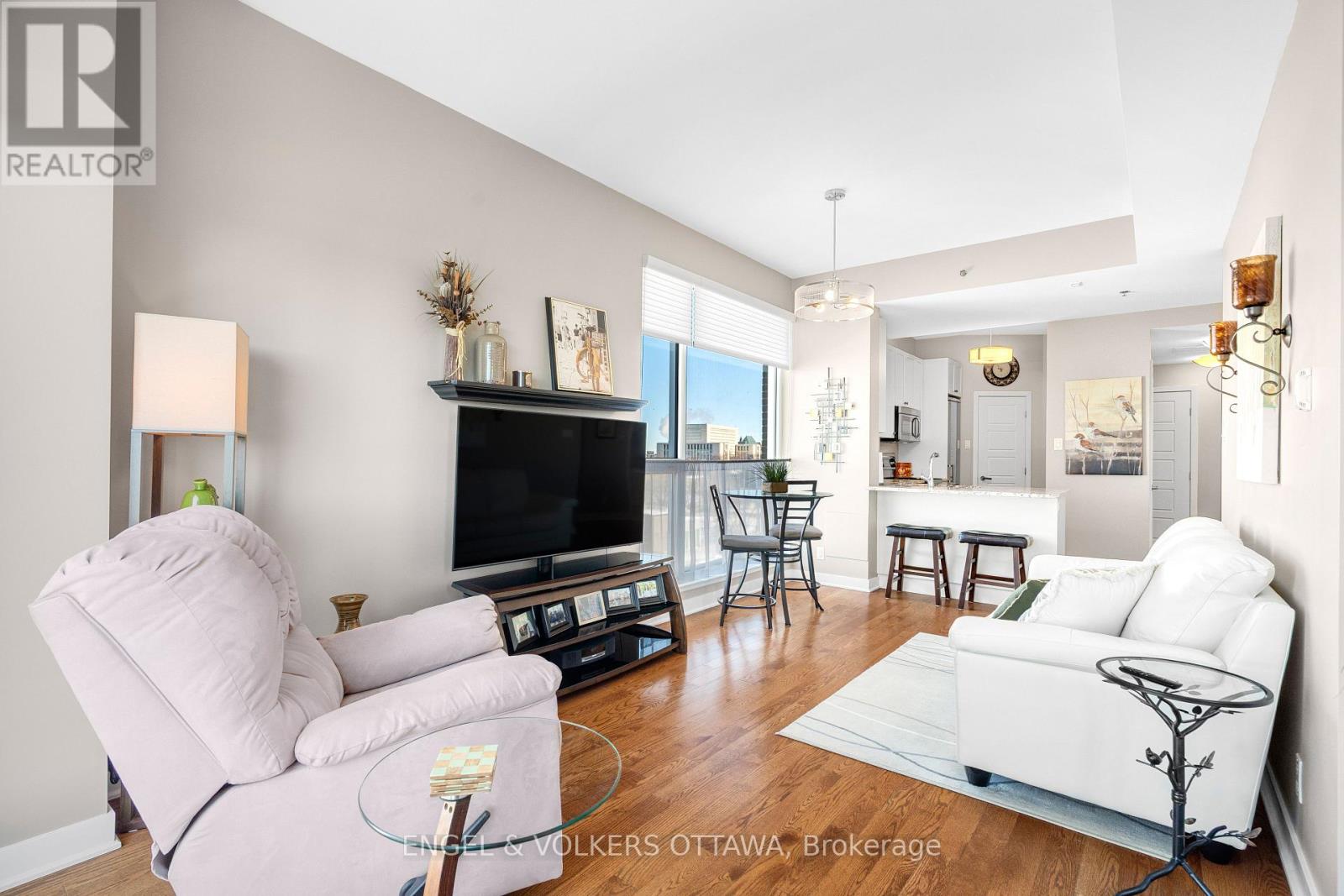 806 - 300 Lett Street