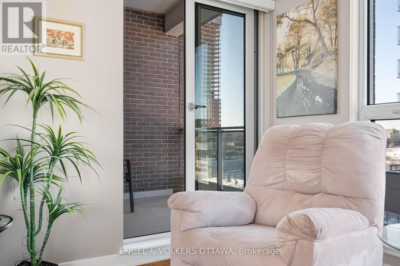 806 - 300 Lett Street