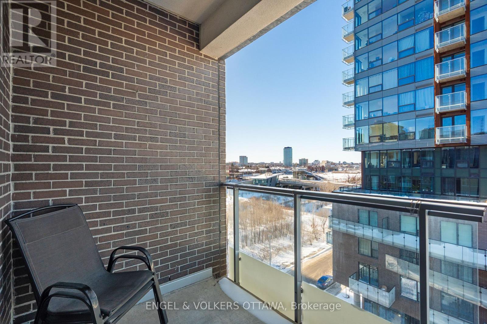 806 - 300 Lett Street