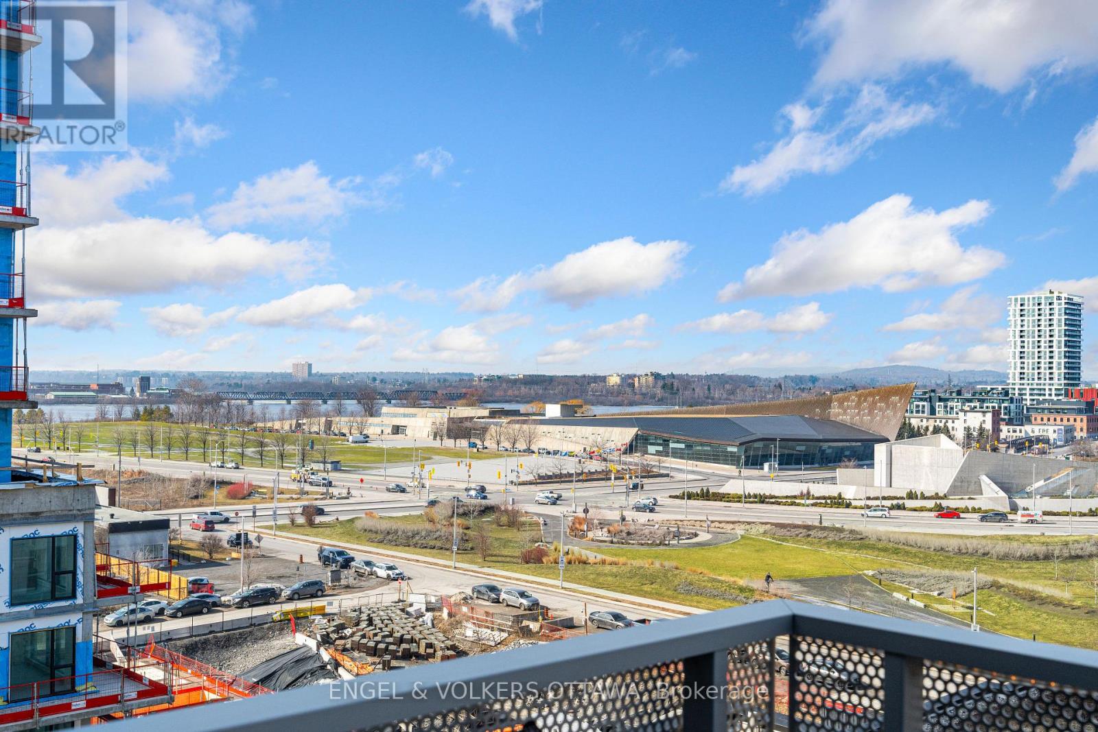 806 - 300 Lett Street