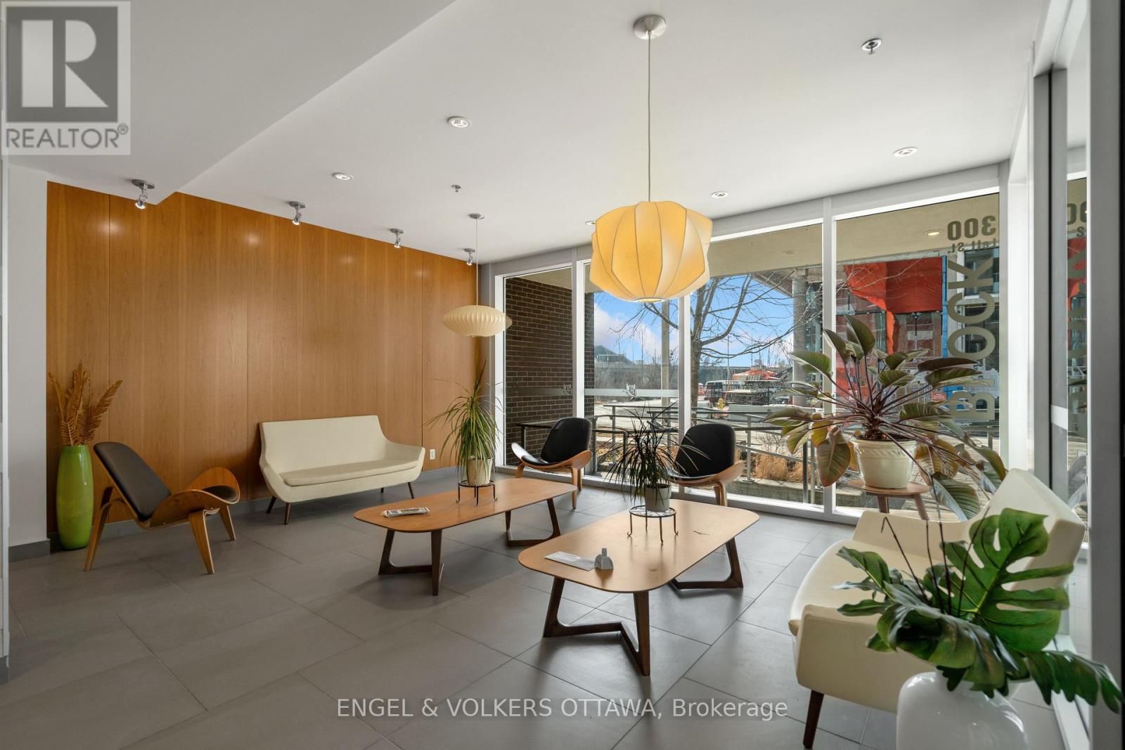 806 - 300 Lett Street