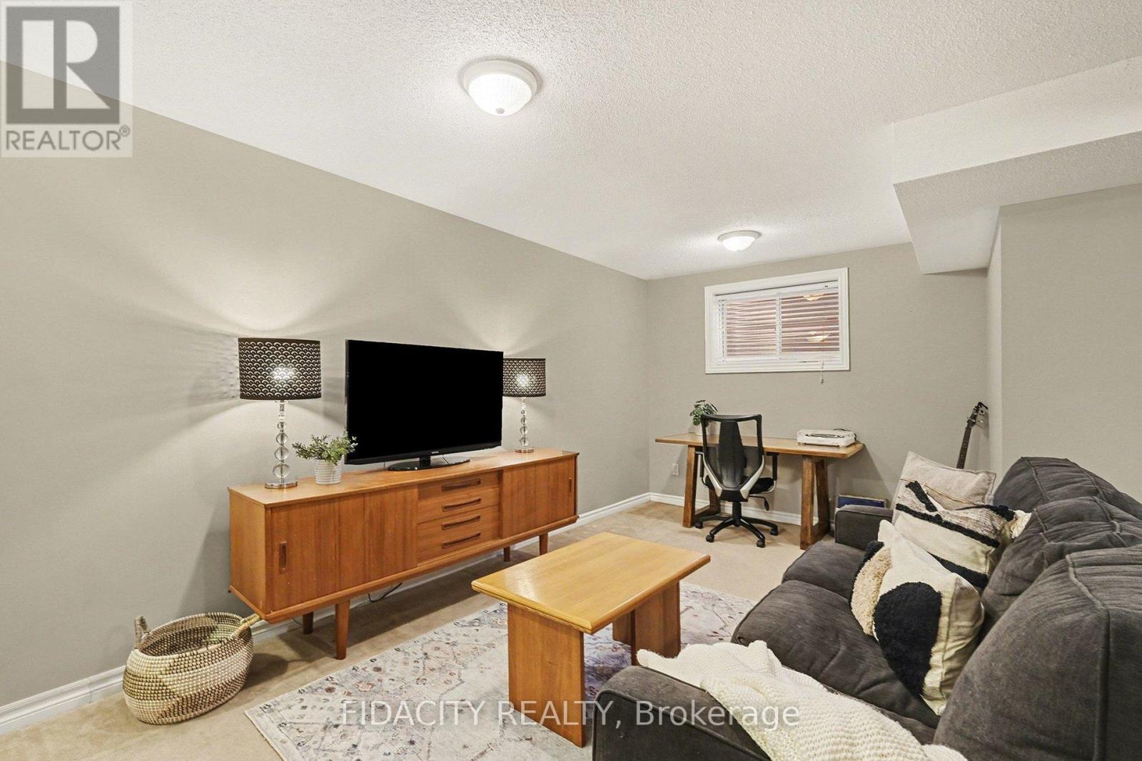 291 Horseshoe Crescent