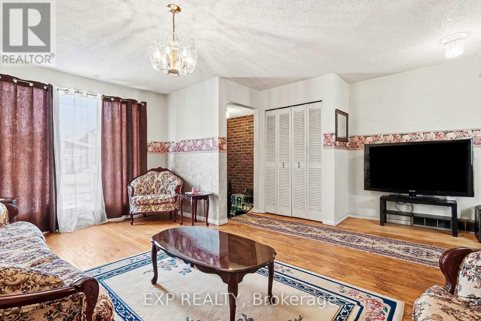 2211 St Laurent Boulevard