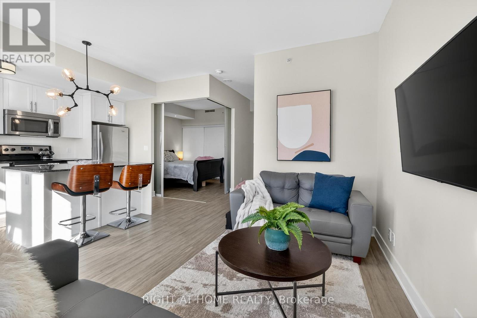 806 - 118 Holmwood Avenue