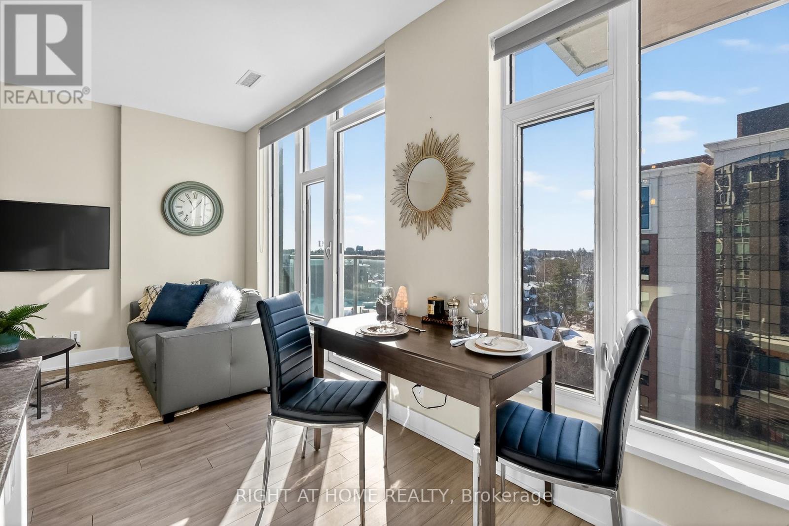 806 - 118 Holmwood Avenue