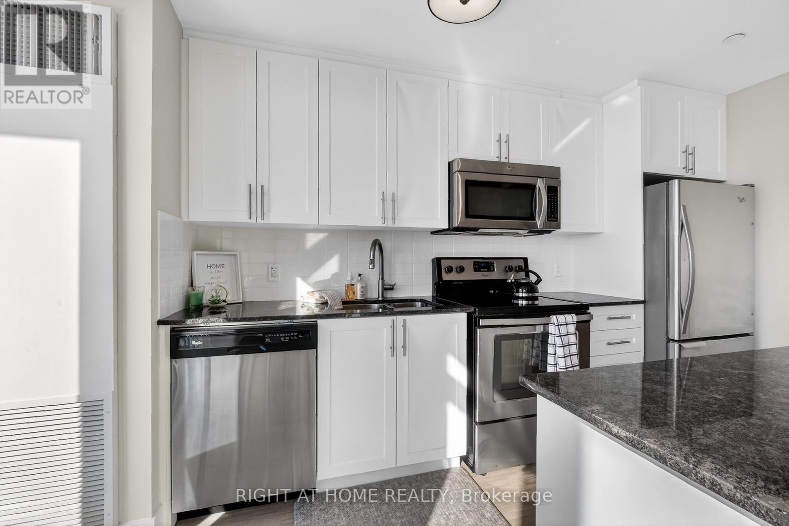 806 - 118 Holmwood Avenue