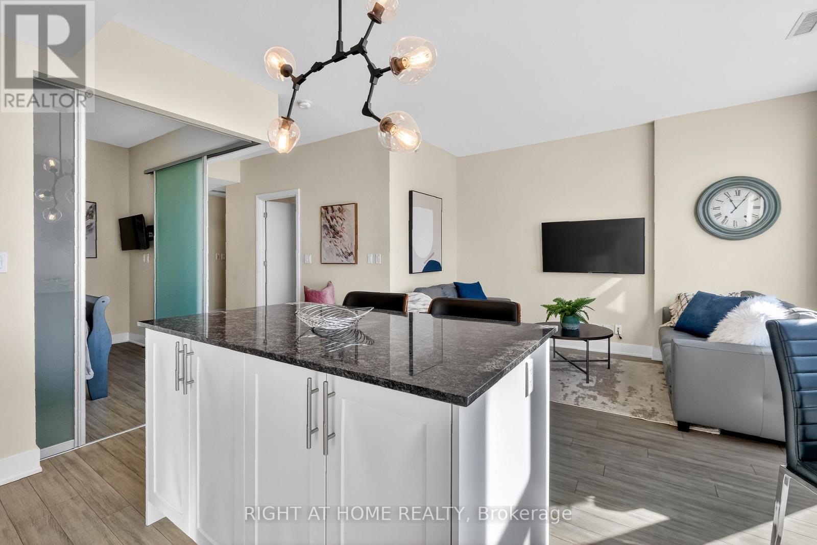 806 - 118 Holmwood Avenue