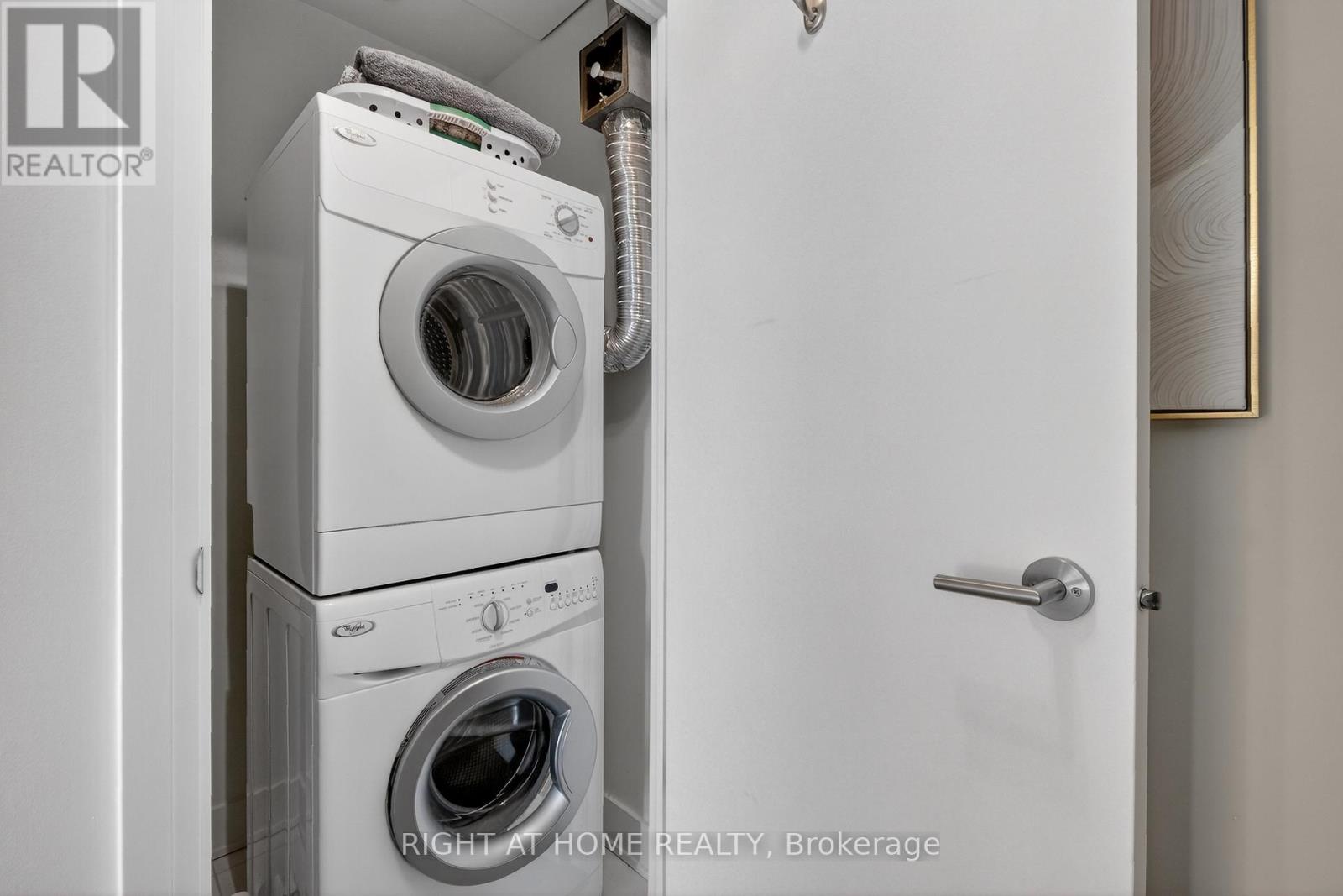 806 - 118 Holmwood Avenue