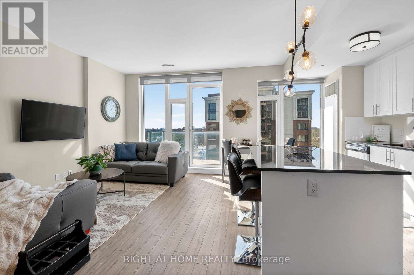 806 - 118 Holmwood Avenue