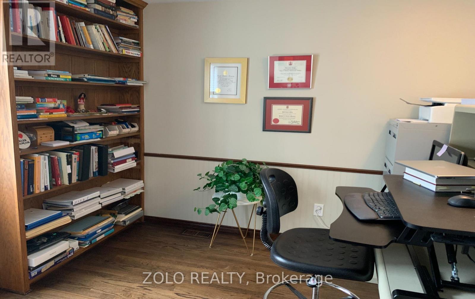 736 Hauteview Crescent