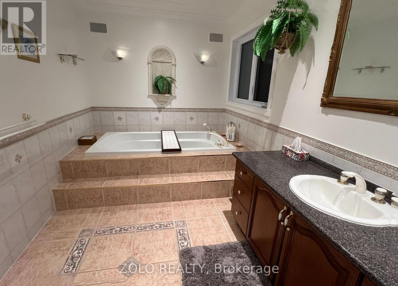 736 Hauteview Crescent