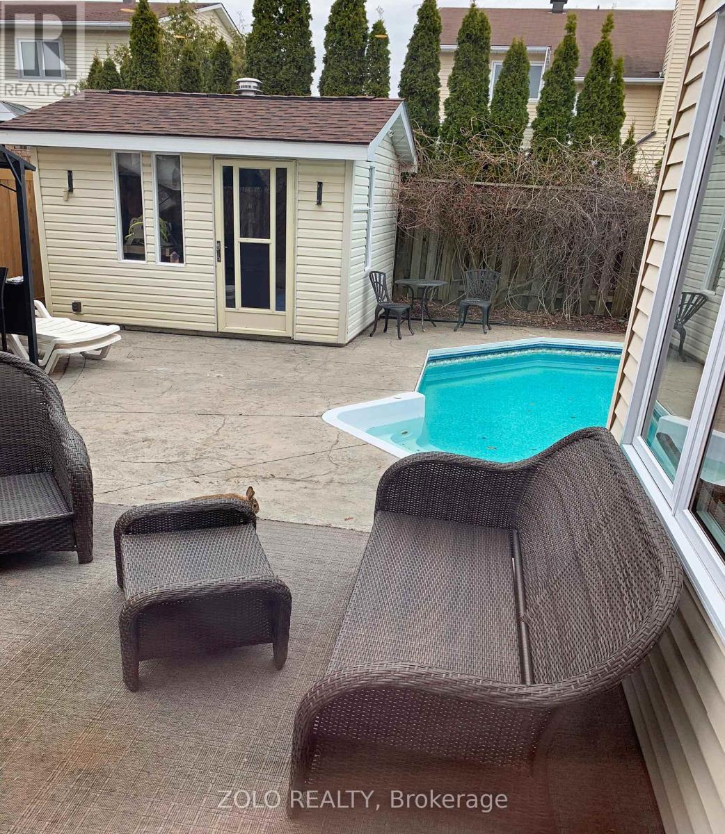 736 Hauteview Crescent