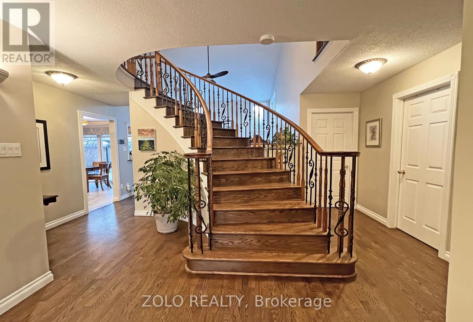 736 Hauteview Crescent