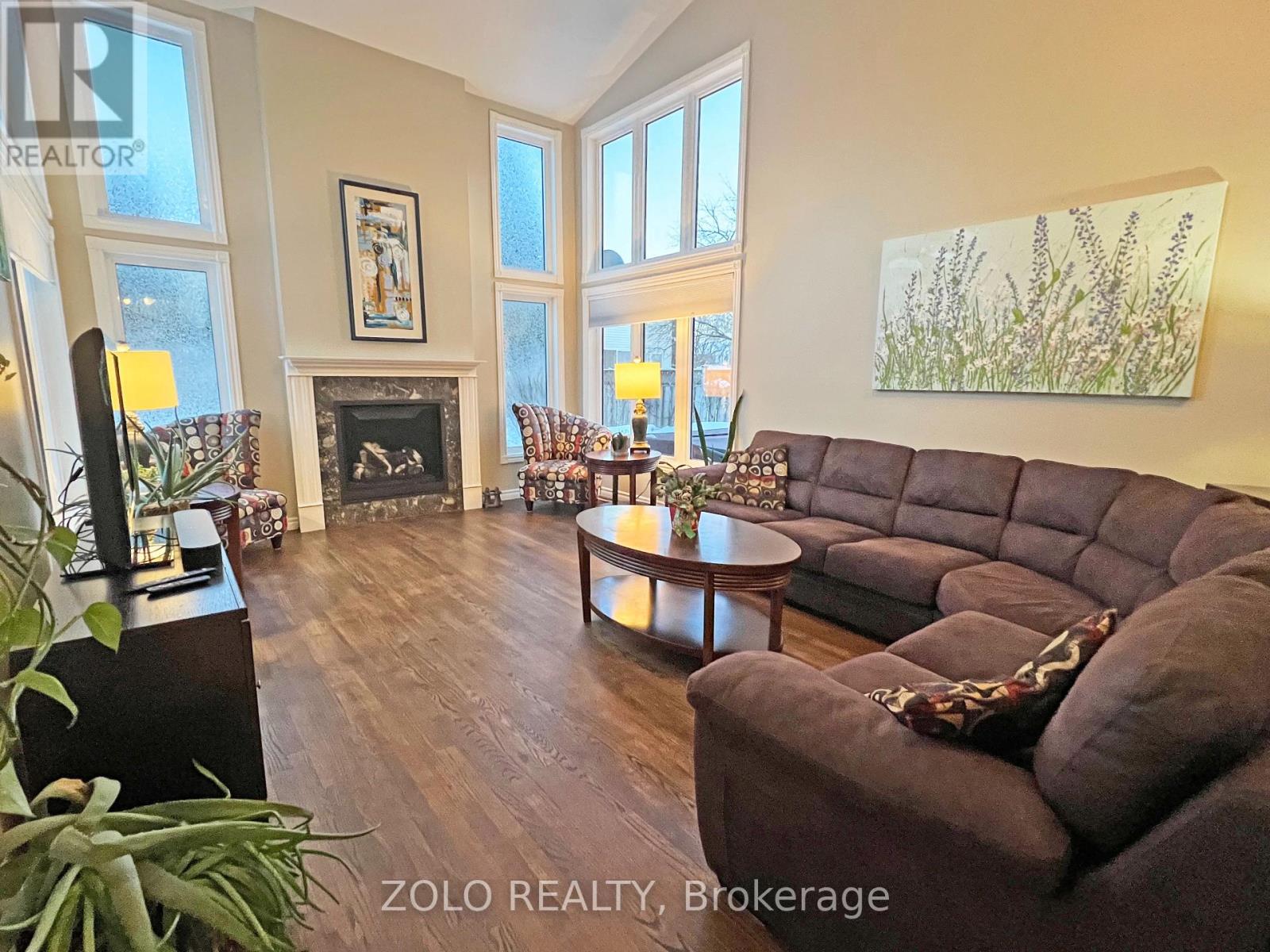 736 Hauteview Crescent