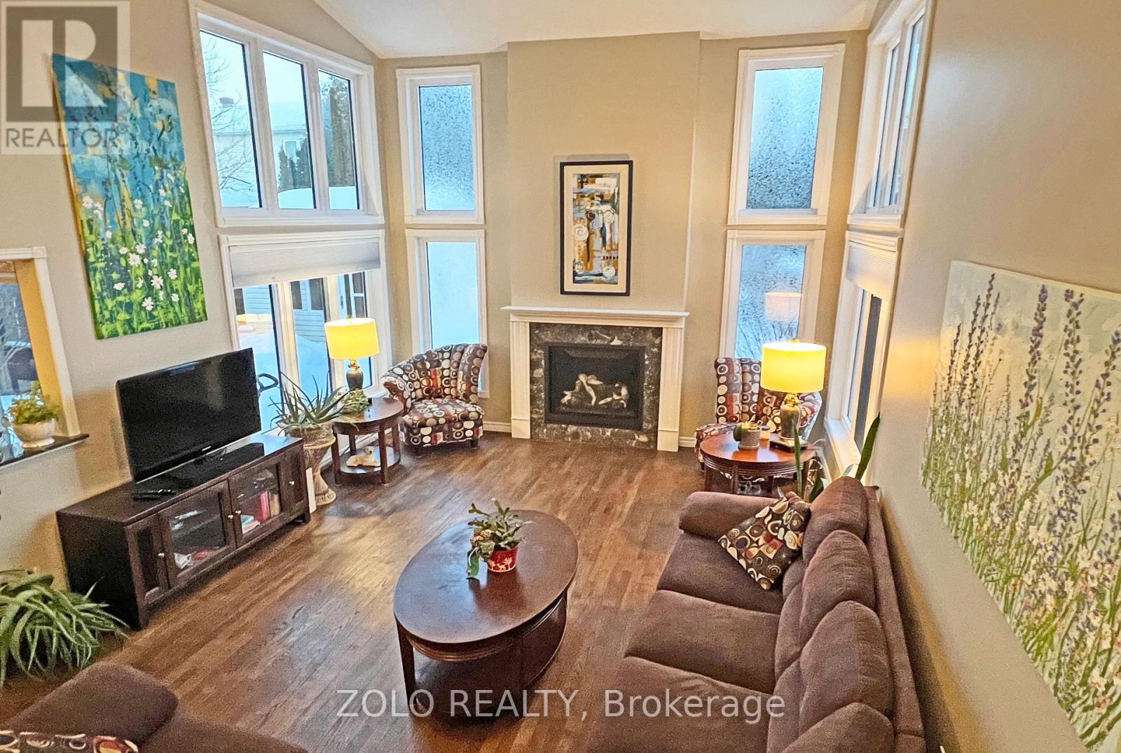 736 Hauteview Crescent