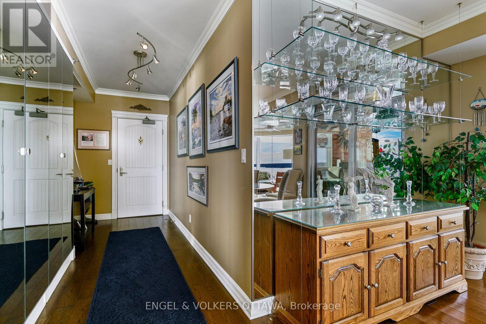 1802 - 15 St Andrew Street