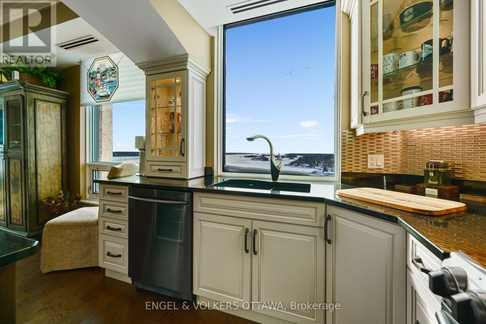 1802 - 15 St Andrew Street