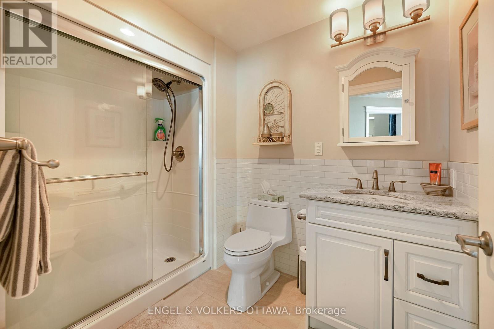 1802 - 15 St Andrew Street