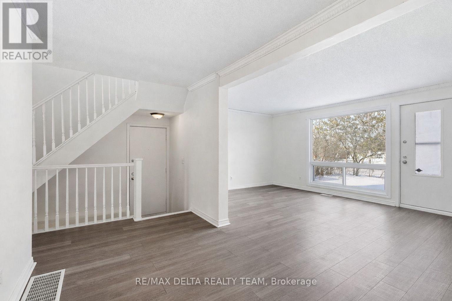 7877 Jeanne D'arc Boulevard N