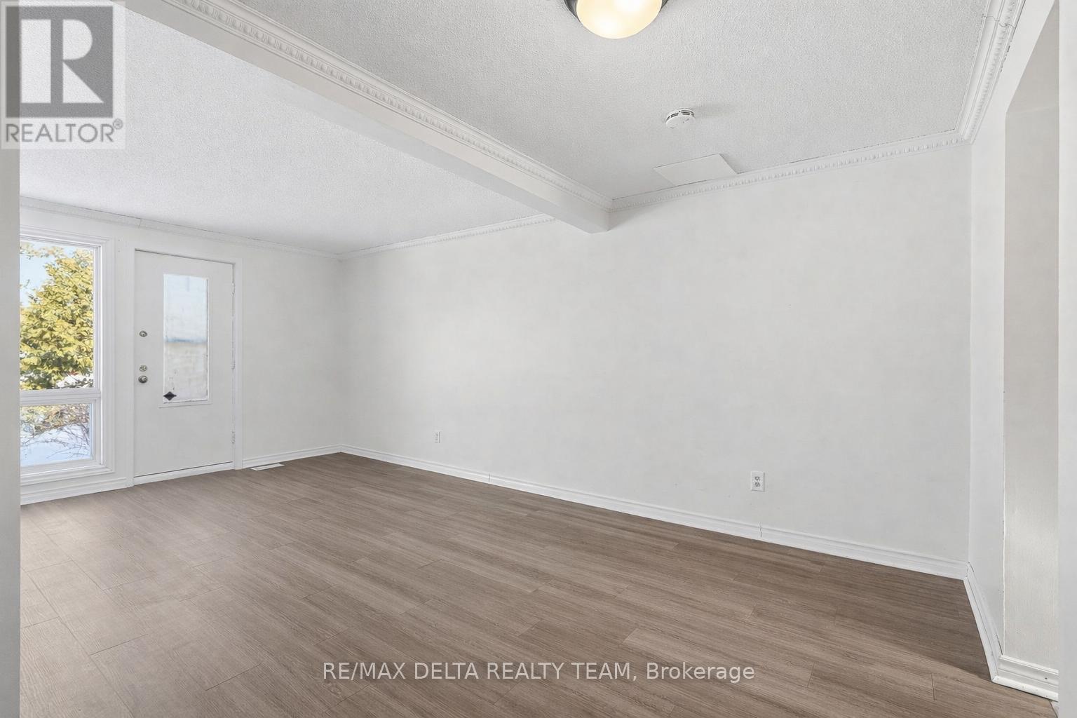 7877 Jeanne D'arc Boulevard N