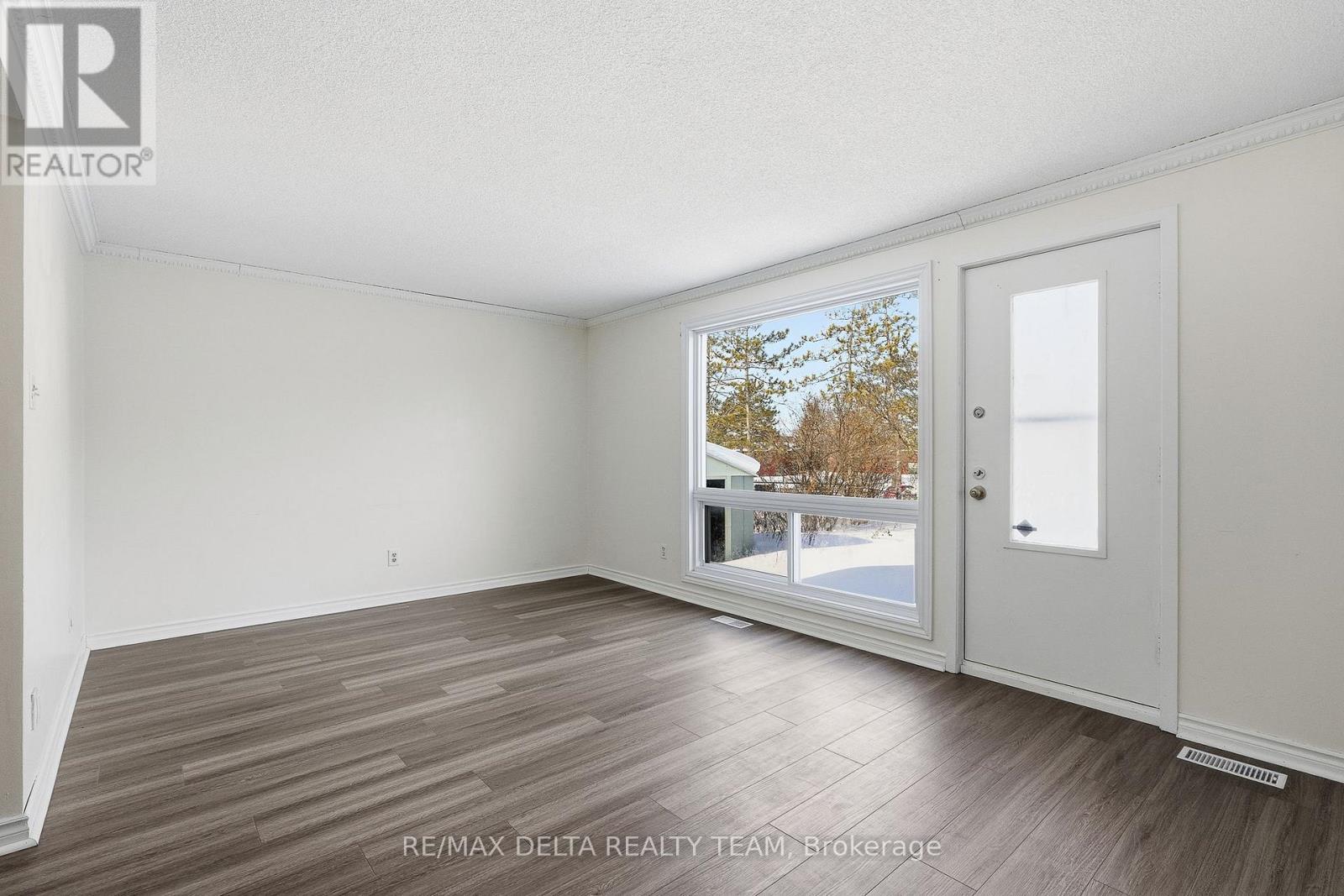 7877 Jeanne D'arc Boulevard N