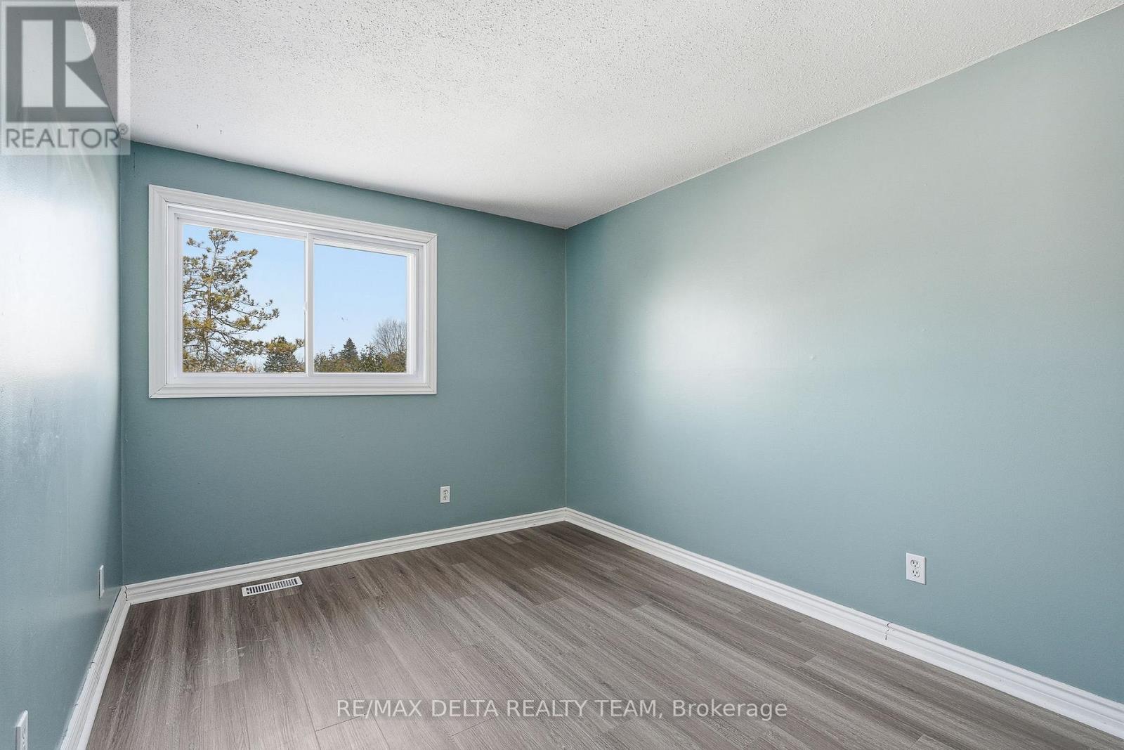 7877 Jeanne D'arc Boulevard N