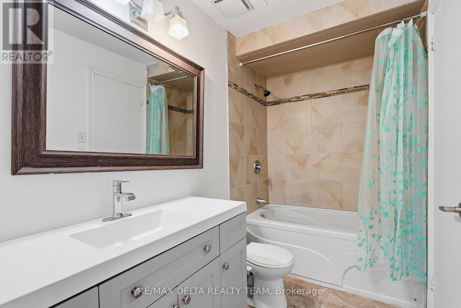 7877 Jeanne D'arc Boulevard N