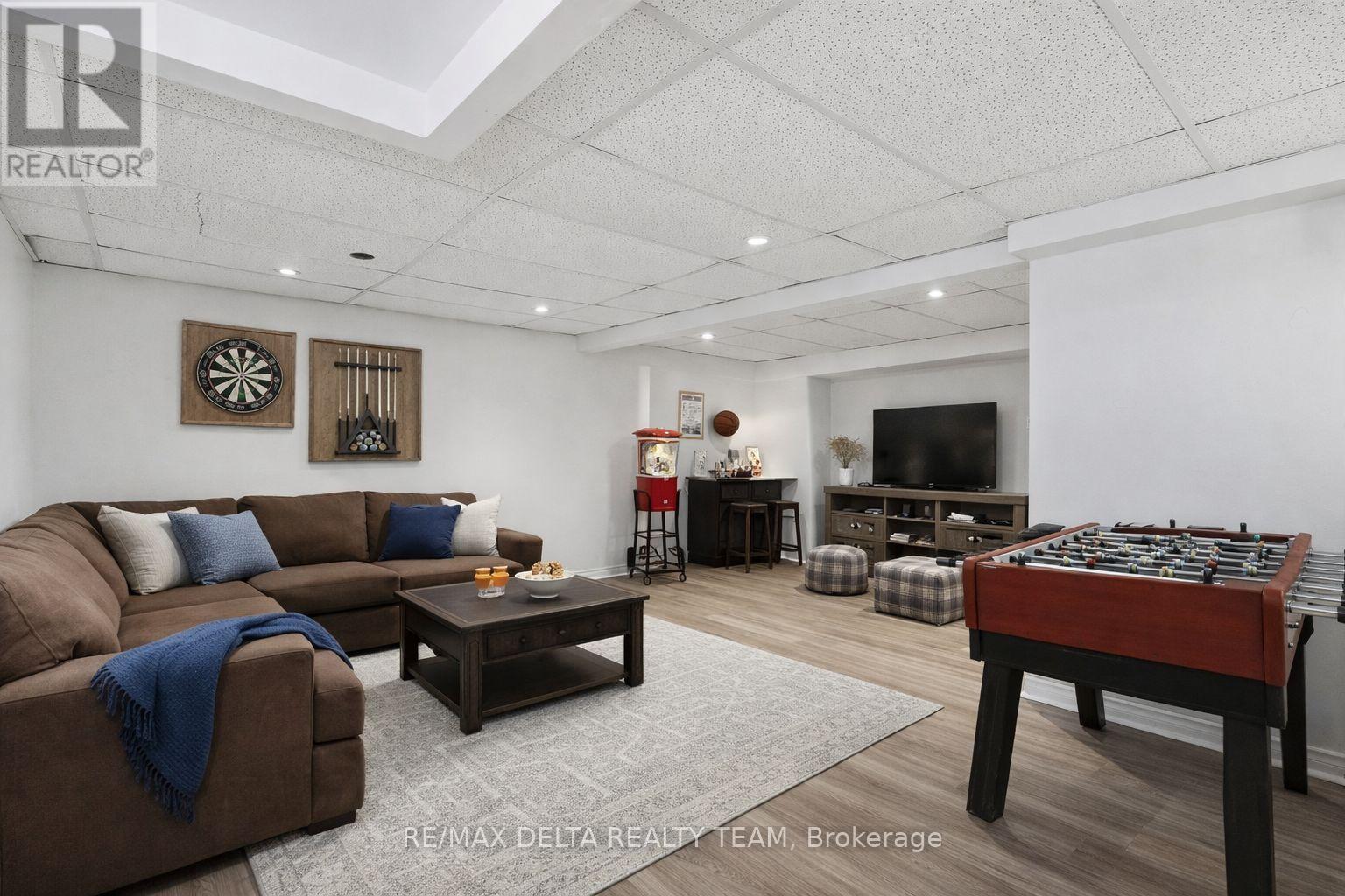 7877 Jeanne D'arc Boulevard N