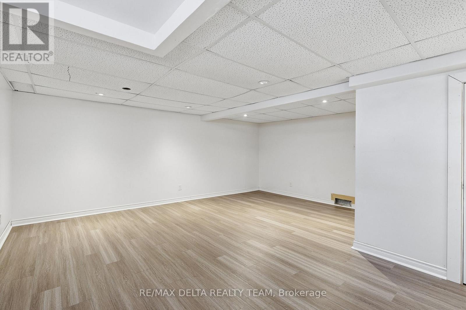 7877 Jeanne D'arc Boulevard N