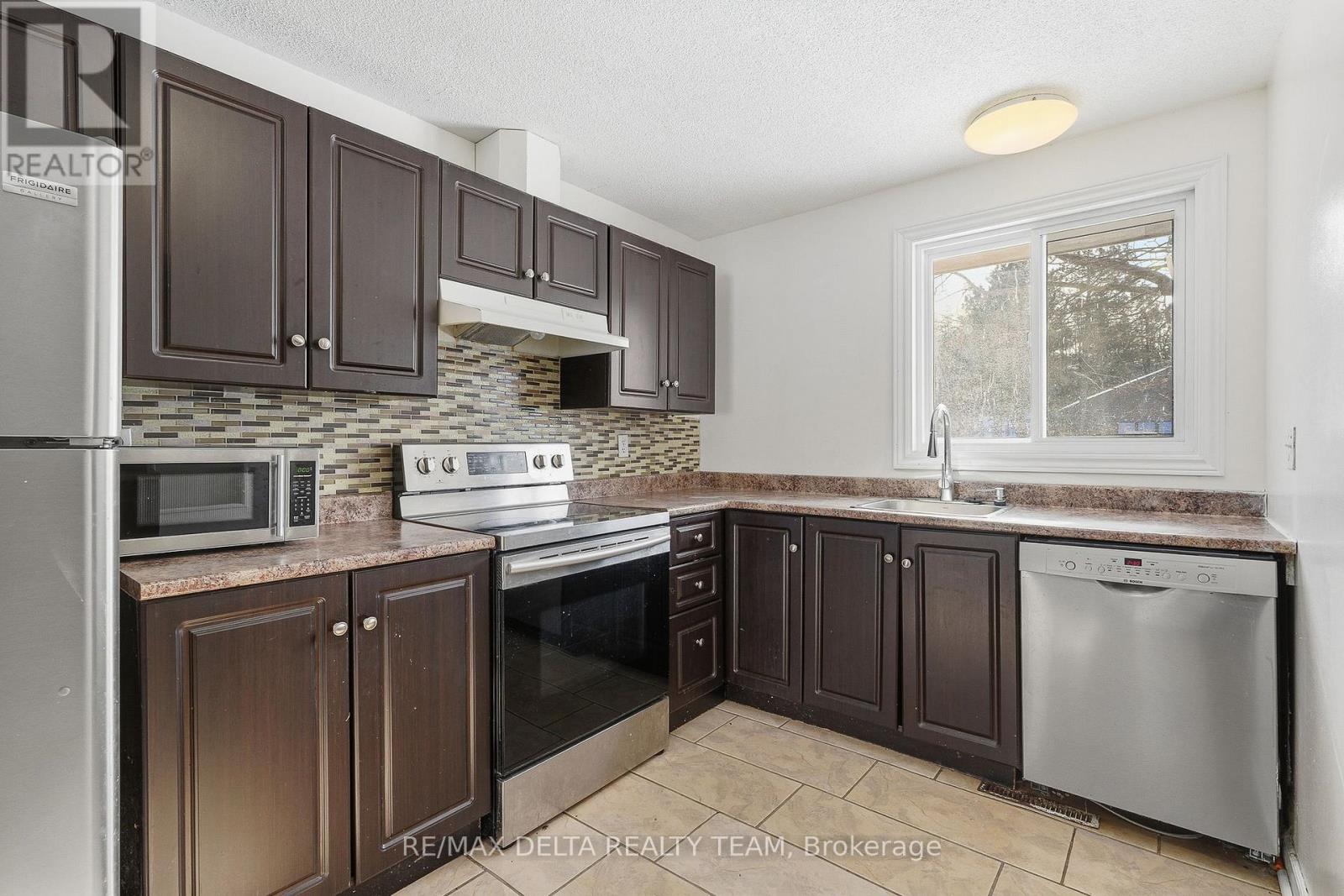 7877 Jeanne D'arc Boulevard N