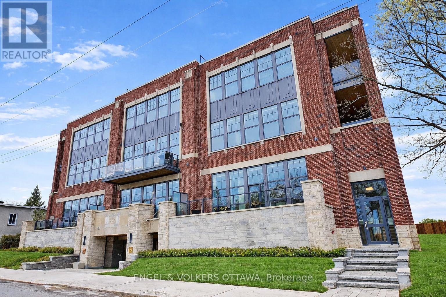 202 - 12 Stirling Avenue