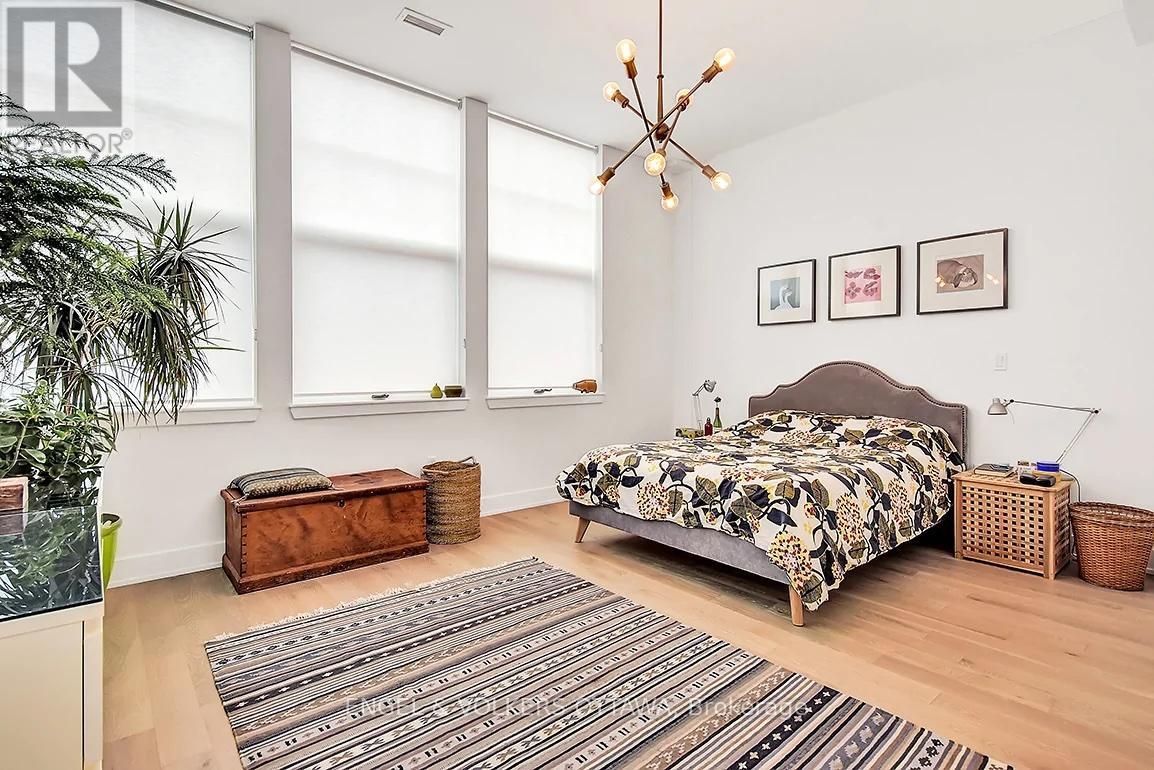 202 - 12 Stirling Avenue