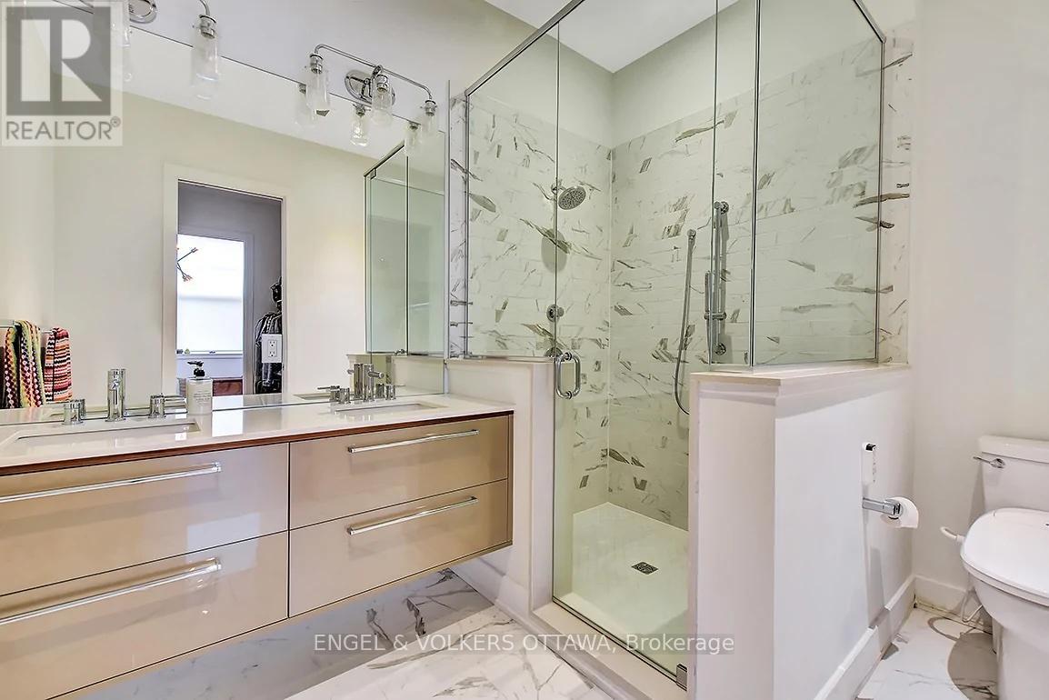 202 - 12 Stirling Avenue